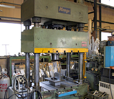 100頓油圧プレス写真